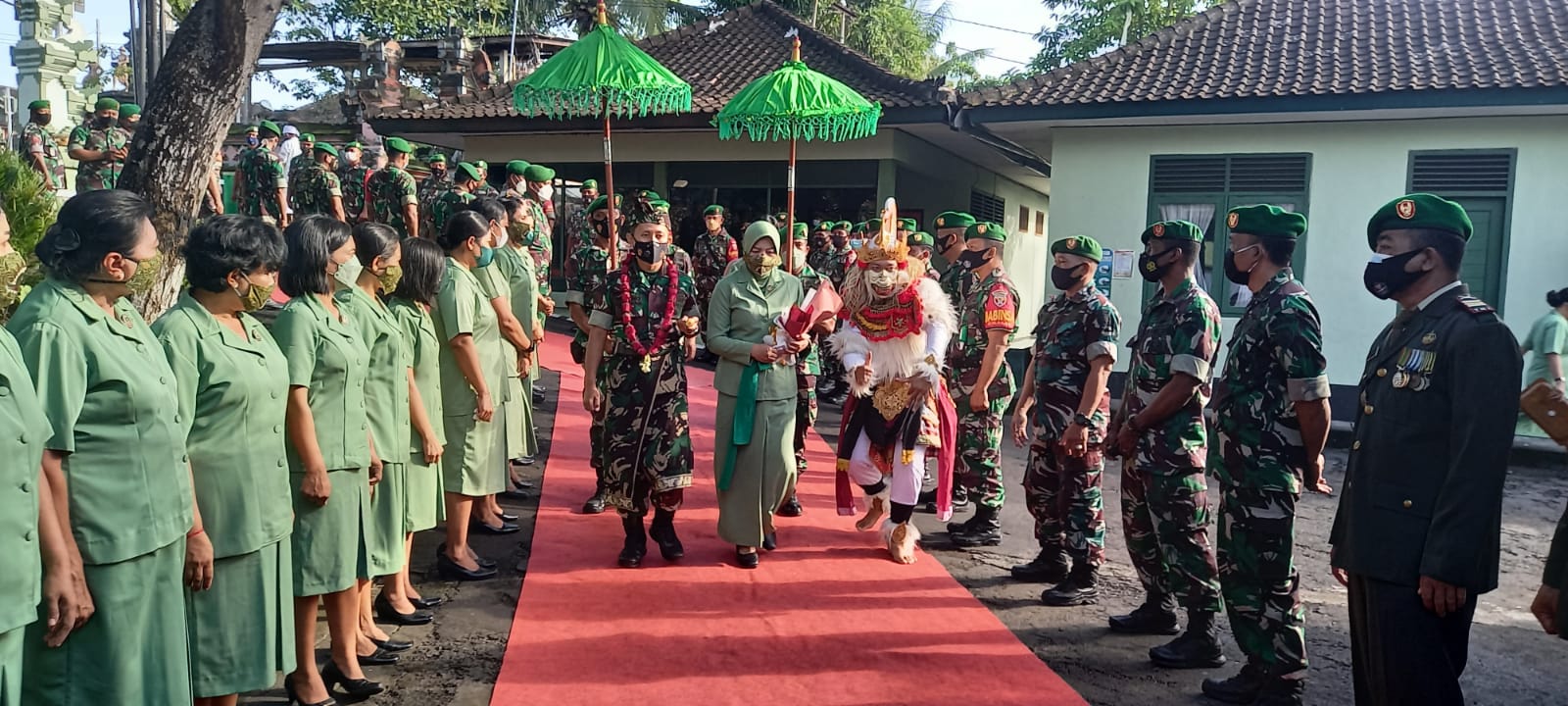 Jabat Dandim 1623/Karangasem, Letkol Inf. Surikno Disambut Tradisi Tepung Tawar