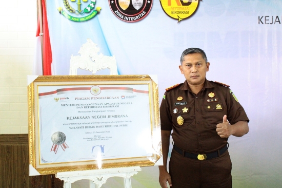 Kejari Jembrana Terima Penghargaan Predikat WBK dan Tingkatkan Layanan Publik Menuju Predikat WBBM