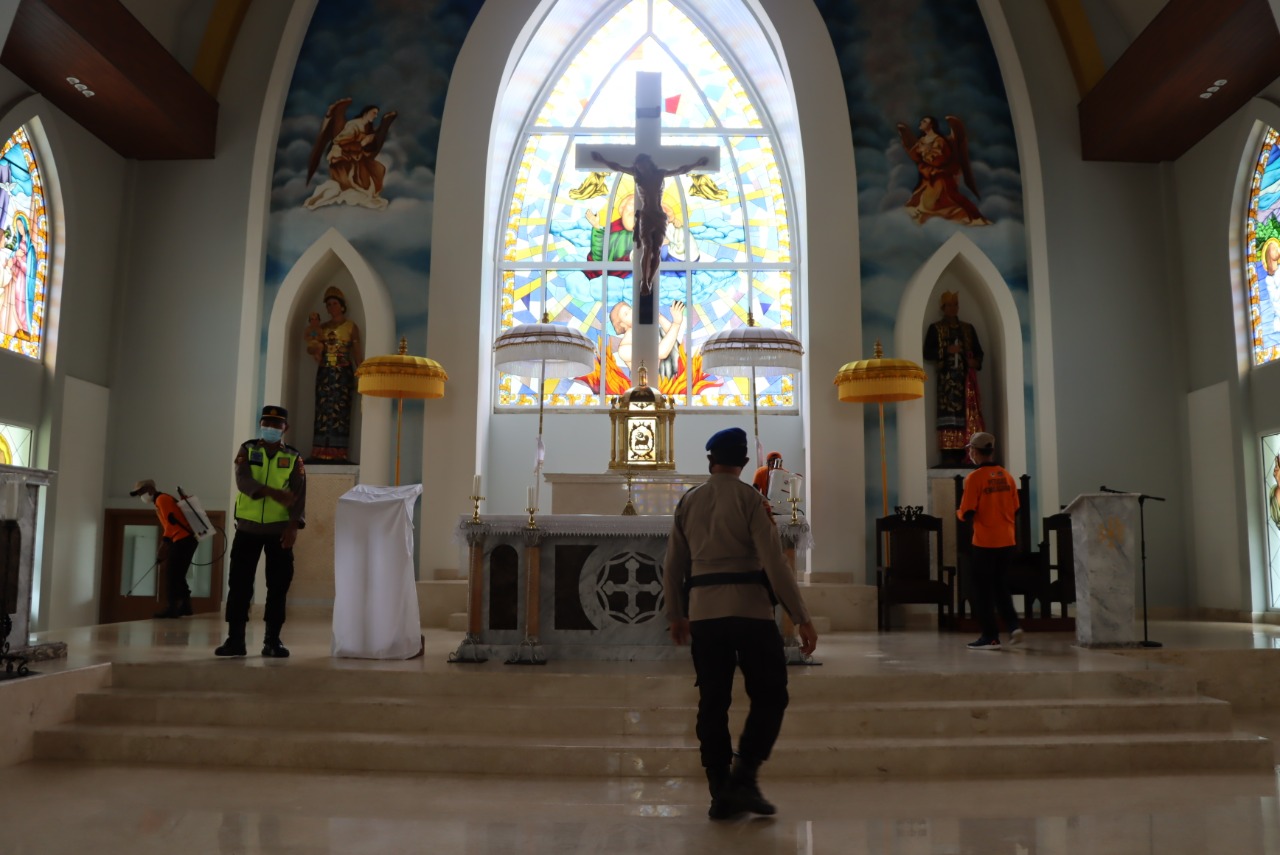 Menjelang Natal, Polres Gianyar Laksanakan Penyemprotan di Gereja
