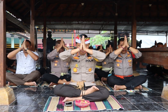 Jelang Nataru, Umat Hindu Polres Jembrana Gelar Persembahyangan Bersama