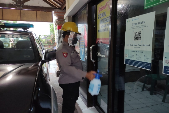 Jaga Sanitasi, Polsek Blahbatuh Rutin Semprotkan Disinfektan