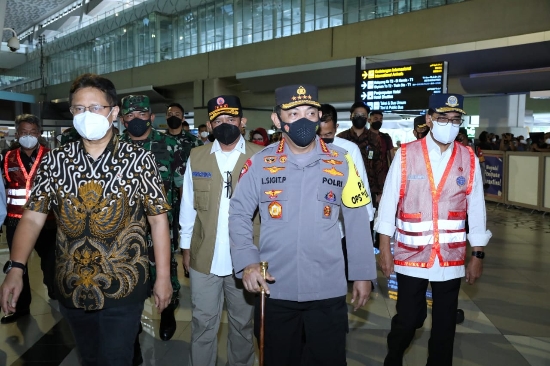 Tinjau Bandara Soetta H-1 Natal, Kapolri Minta Pengawasan Ketat Masa Karantina PPI