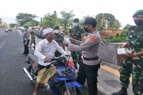 Pospam Gianyar Ops Lilin Agung 2021 Bagikan Masker Gratis dan Himbauan Prokes