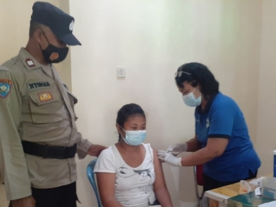 Sasar Lansia, Kring Polri Polsek Ubud Pantau Kegiatan Vaksin Presisi