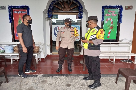 Bhabinkamtibmas Desa Siangan Laksanakan Pengamanan Kegiatan Ibadah