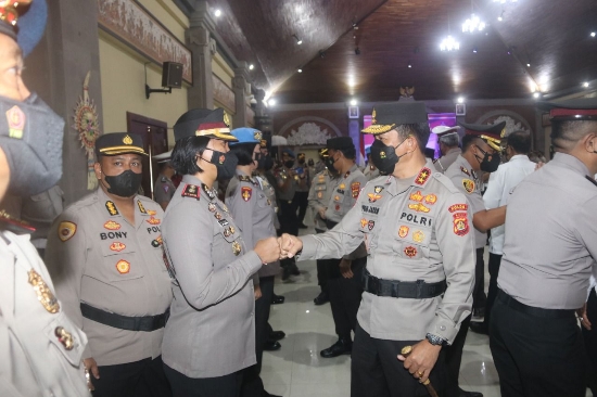 Kapolda Bali Pimpin Upacara Korps Raport Kenaikan Pangkat Periode 1 Januari 2022