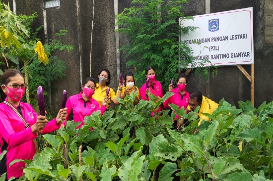 Bhayangkari Ranting Gianyar Panen di P2L