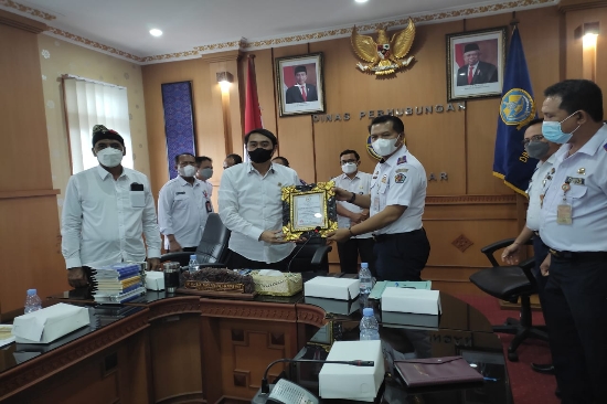 Temu Dengar Pendapat Dengan Pemkot Denpasar Arya Wedakarna Dukung Penataan Terminal Wangaya