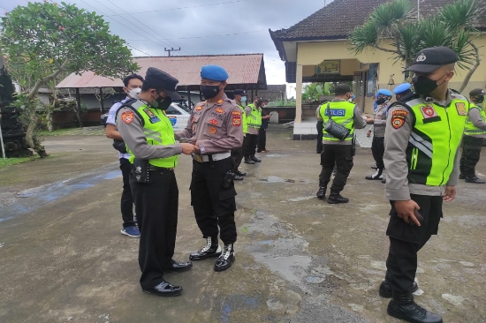 Kasi Propam Polres Karangasem Laksanakan Sidak di Dua Polsek Jajaran