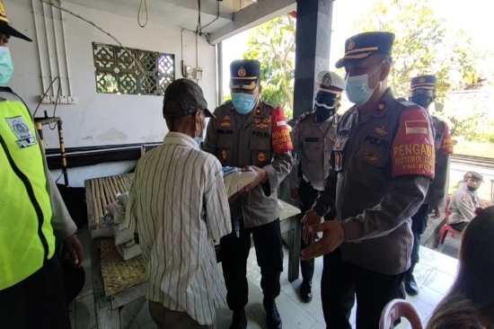 Polsek Gianyar bersama Polres Gianyar Gelar Gerai Vaksin dan bagikan Sembako