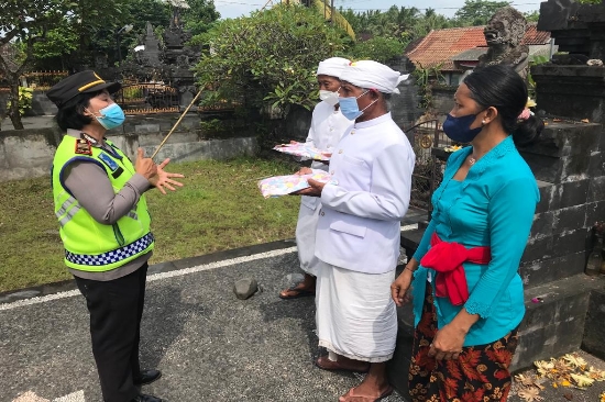 Jalin Sinergitas, Polsek Blahbatuh Serahkan Sarana Kontak