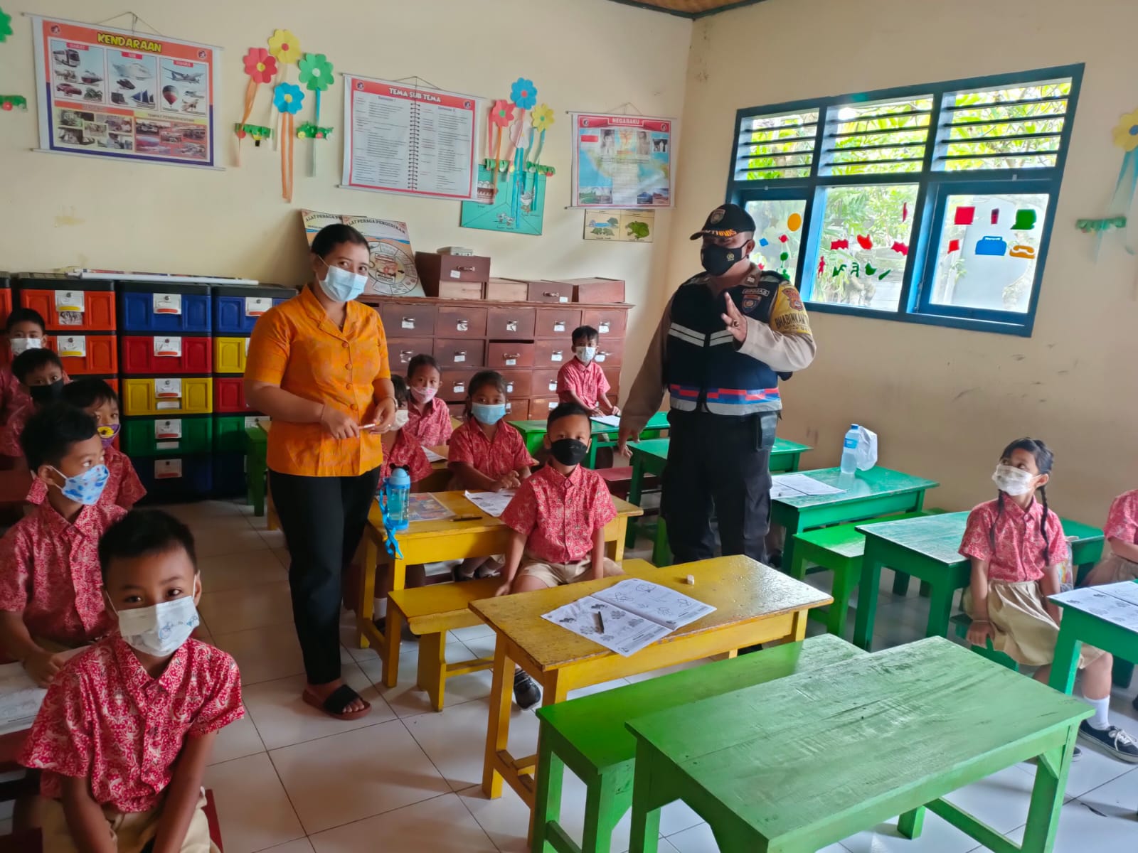 Edukasi Penerapan Prokes Sejak Dini, Bhabinkamtibmas Sambangi TK