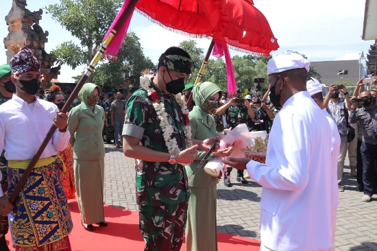 Disambut Tradisi Tepung Tawar, Mayjen TNI Sonny Aprianto Resmi Jadi Warga Kodam IX/Udayana