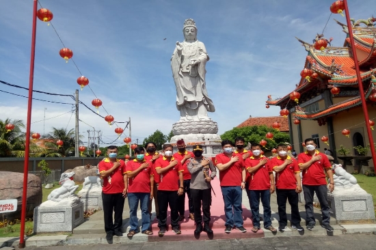 Kapolda Bali Pantau Ibadah Imlek di Vihara Satya Dharma