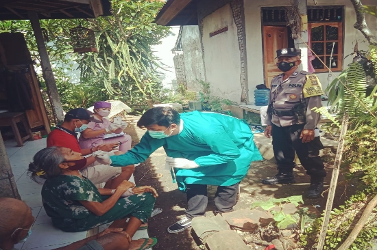 Bhabinkamtibmas Desa Bakbakan Dampingi Petugas Medis Lakukan Tracking dan Testing