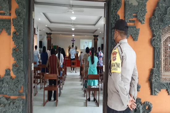 Bhabinkamtibmas Desa Suwat Laksanakan Pengamanan Kegiatan Ibadah