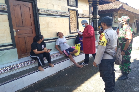 Cegah Penyebaran Covid-19, Bhabinkamtibmas Desa Sumita bersama Petugas Puskesmas Lakukan Tracing