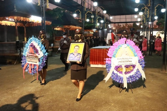 Beri Penghormatan Terakhir, Polres Gianyar Gelar Upacara Pemakaman Secara Kedinasan