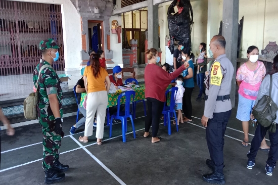 Bhabinkamtibmas Kelurahan Gianyar bersama Babinsa Atensi Kegiatan Posyandu