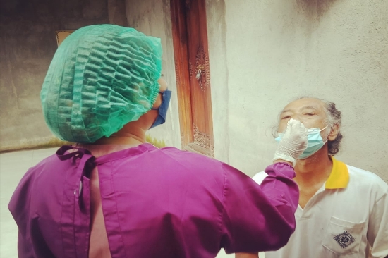 Bersama Petugas Puskesmas, Bhabinkamtibmas Desa Bakbakan Lakukan Tracing dan Testing