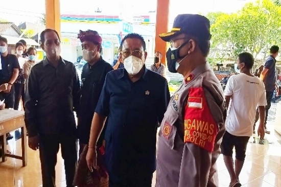 Kapolsek Blahbatuh Dampingi Wakil Ketua DPRD Gianyar Pantau Vaksinasi Booster