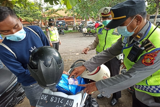 Ops Keselamatan Agung 2022 Polres Gianyar Berikan Himbauan dan Bagikan Masker di Pasar Yadnya Blahbatuh
