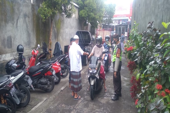 Pelaksanaan Sholat Jumat, Polsek Ubud Pantau Penerapan Prokes