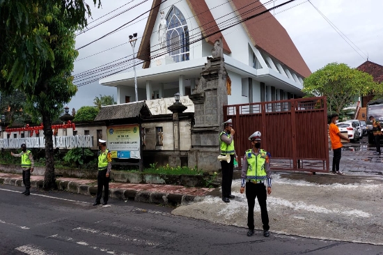 Amankan Ibadah di Gereja, Ops Keselamatan Agung 2022 Polres Gianyar Beri Imbauan Prokes