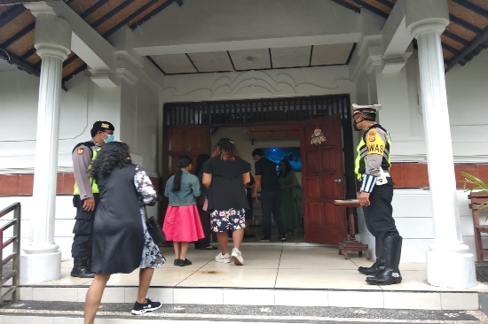 Gelar Pengamanan Kebaktian, Polsek Ubud Pantau Penerapan Prokes