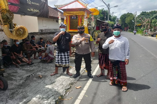 Wujudkan Sinergitas, Bhabinkamtibmas Kolaborasi dengan Pecalang Gelar PAM Upacara Adat