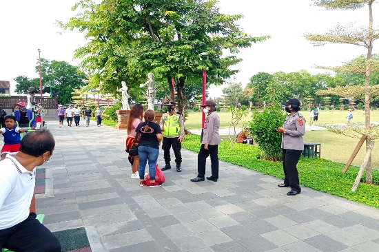 Polres Gianyar Atensi Kunjungan Masyarakat di Alun Alun Gianyar dan Beri Himbauan Prokes