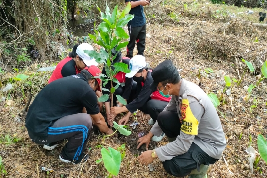 Bhabinkamtibmas Desa Sidan Hadiri Penanaman Bibit Tahap III di Puspa Aman
