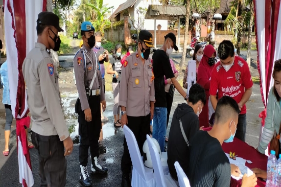 Polsek Blahbatuh Kawal Vaksinasi Serentak di Tiga Desa