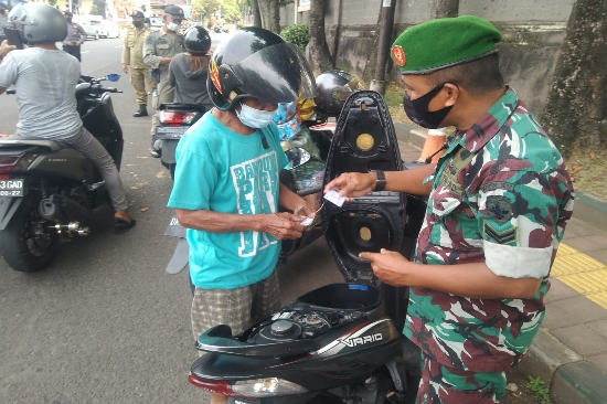 Terbukti Efektif Jaring Warga Beraktifitas di Luar Rumah tetapi Belum Divaksin, Razia Vaksinasi terus Digelar Satgas Covid di Jembrana