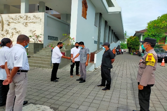 Bhabinkamtibmas Desa Sidan Gelar Pengamanan Ibadah Mingguan di Gereja Santa Maria Ratu Rosari