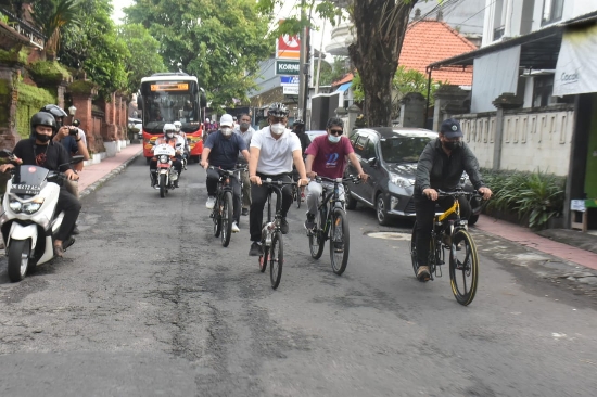 Hadiri Hut Ke-22 Ombudsman RI Perwakilan Bali, Jaya Negara Tanam Pohon dan Gowes Napak Tilas Bersama