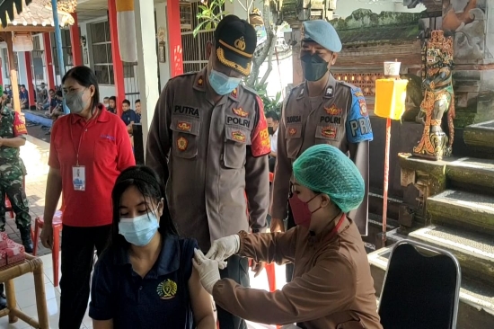Kapolsek Gianyar Pantau Vaksinasi di Rutan Gianyar