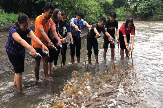Jaga Kelestarian Lingkungan: KMHDI Tebar Eco-Enzyme Ke Sungai