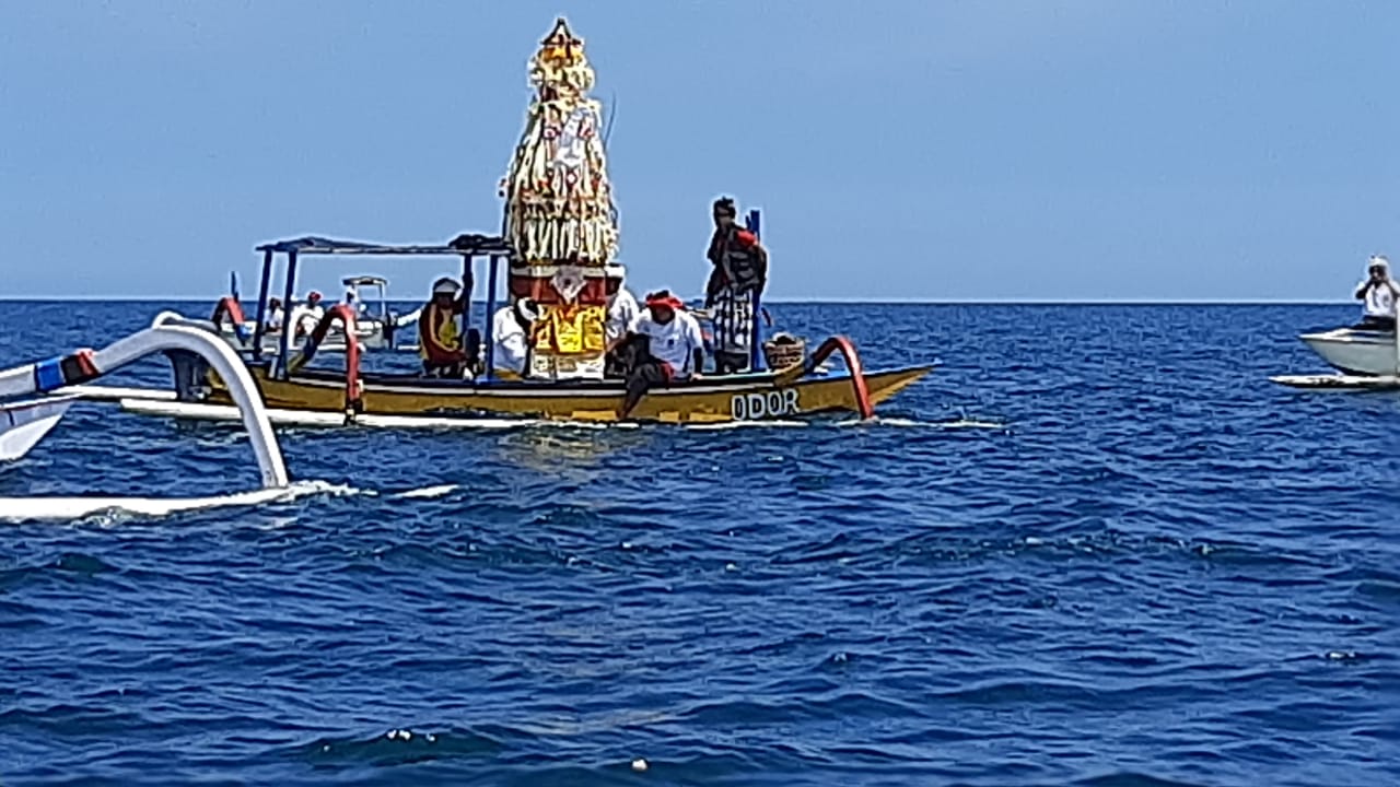 Mesin Perahu Jukung Mati saat Upacara Mulang Pekelem, Petugas Pol Air Polres Gianyar Lakukan Pertolongan