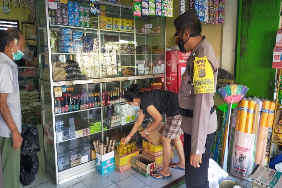 Sambangi Pasar, Bhabinkamtibmas Cek Ketersediaan Minyak Goreng
