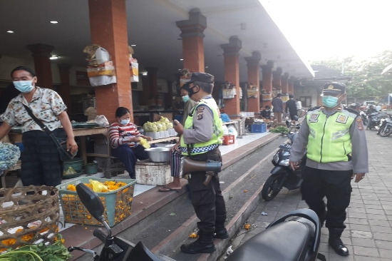 Polsek Blahbatuh Pantau Prokes dan Komoditas Minyak Goreng di Pasar Tradisional