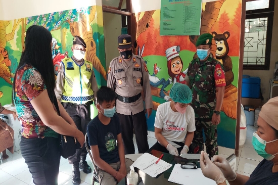 Tiada Henti, Polsek Blahbatuh Kawal Pelaksanaan Vaksinasi Lanjutan