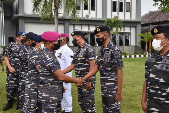 Danlanal Beri Apresiasi, 10 Prajurit Pangkalan TNI AL Denpasar Resmi Naik Pangkat