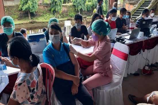 Bhabinkamtibmas Desa Batubulan Amankan Giat Vaksin Booster Susulan di Desa Batubulan