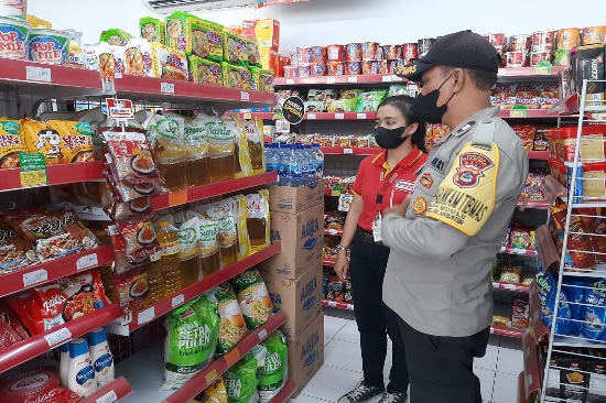 Bhabinkamtibmas Bedulu Pantau Pasar dan Toko, Awasi Ketersediaan Migor