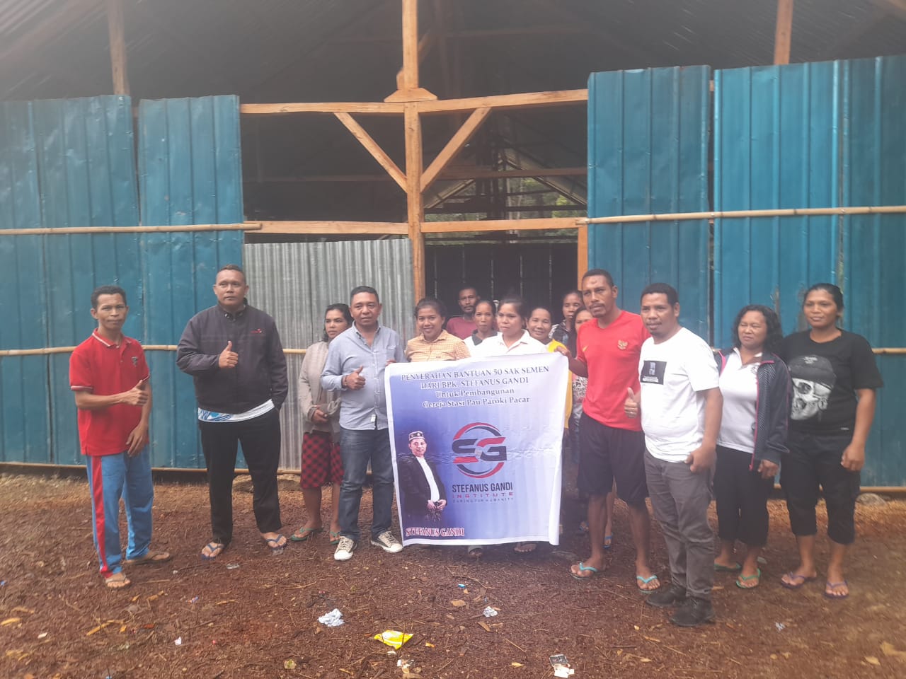 Stefanus Gandi Institut Kembali Salurkan 50 Sak Semen untuk Stasi Pau Macang Pacar