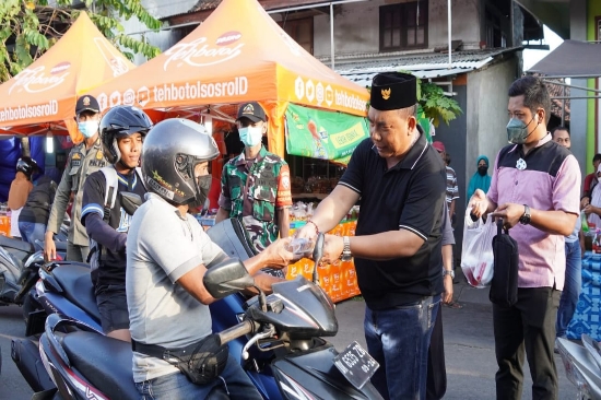 Bagikan Ta’jil Jelang Buka Puasa, Bupati Tamba: Semoga Berkah dalam Jalani Ibadah Puasa