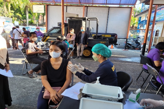 Polres Gianyar Gelar Gerai Vaksin Presisi di Depan Klinik Pratama
