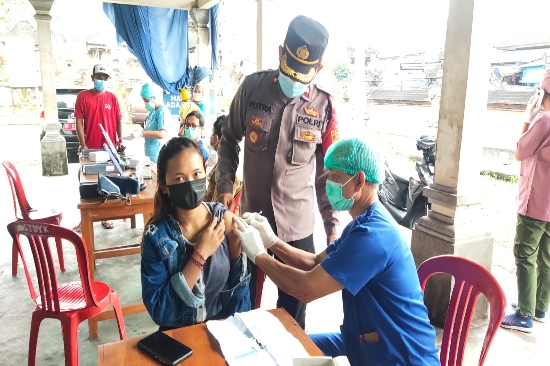 Percepat Vaksinasi, Kapolsek Gianyar Sasar Warga Tercecer