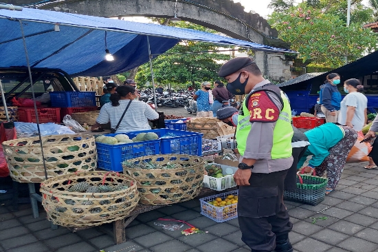 Patroli Berjalan Kaki, Edukasi Prokes Pasar Tradisional di Blahbatuh
